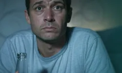 Мужчина с бутылкой алкоголя